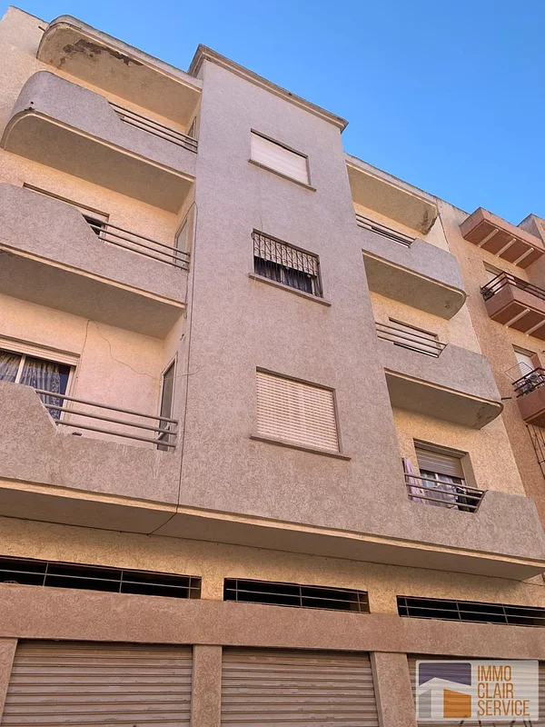 Nieuw gebouw met commerciële ruimtes in Casablanca