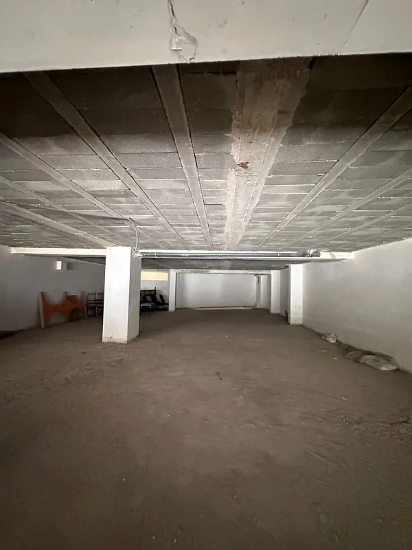 LOCAL COMMERCIAL DE 402 M² À IBERIA