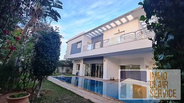 فيلا فخمة للبيع مع مسبح وحديقة في الرباط