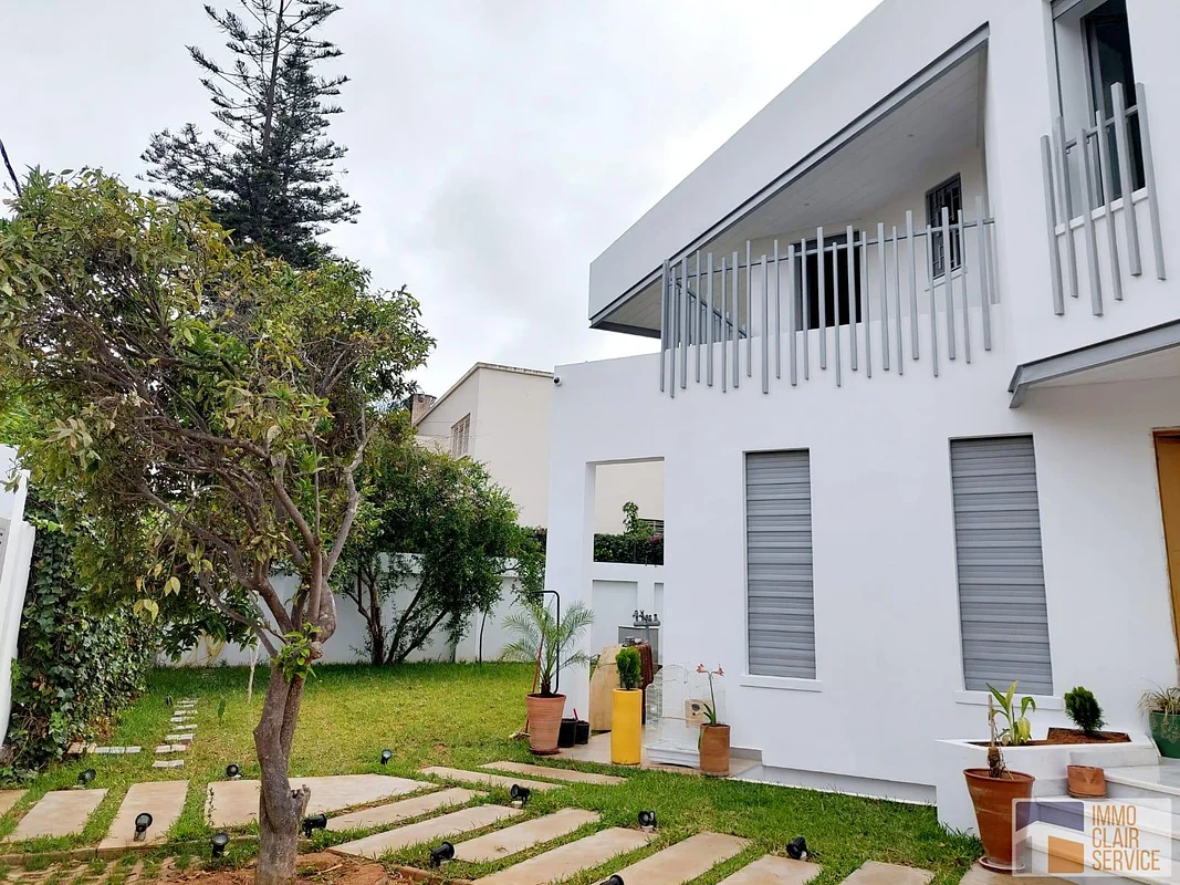 Moderne Villa met Grote Tuin en Zwembad in Rabat