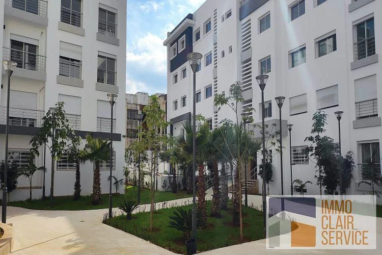 شقة جديدة في إقامة مغلقة وآمنة مع حديقة