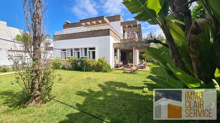 فيلا للإيجار مع حديقة في الدار البيضاء