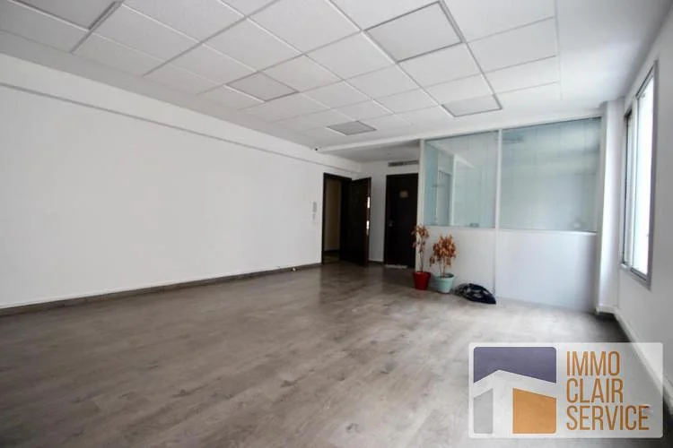Licht en goed ingericht kantoor te huur in Casablanca