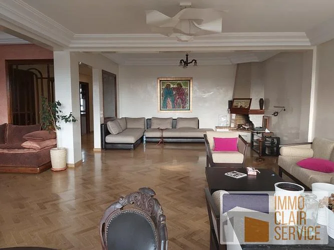 Gerenoveerd Meubel Appartement met Garage in Maarif